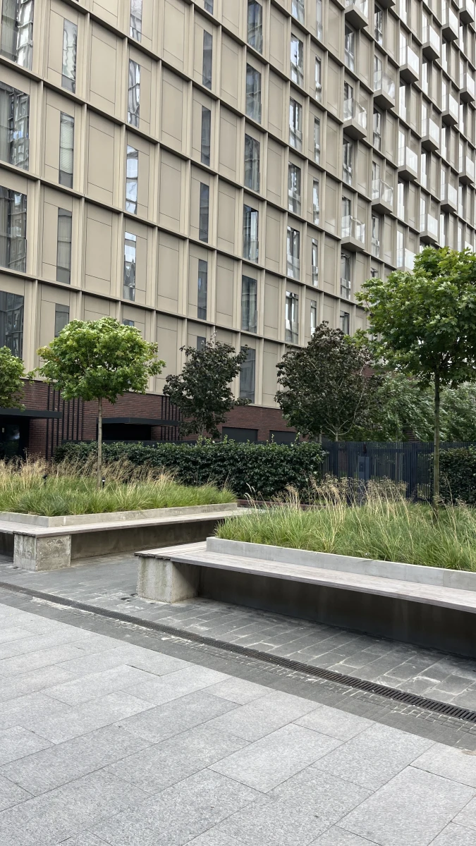 Черная кирпичная стена