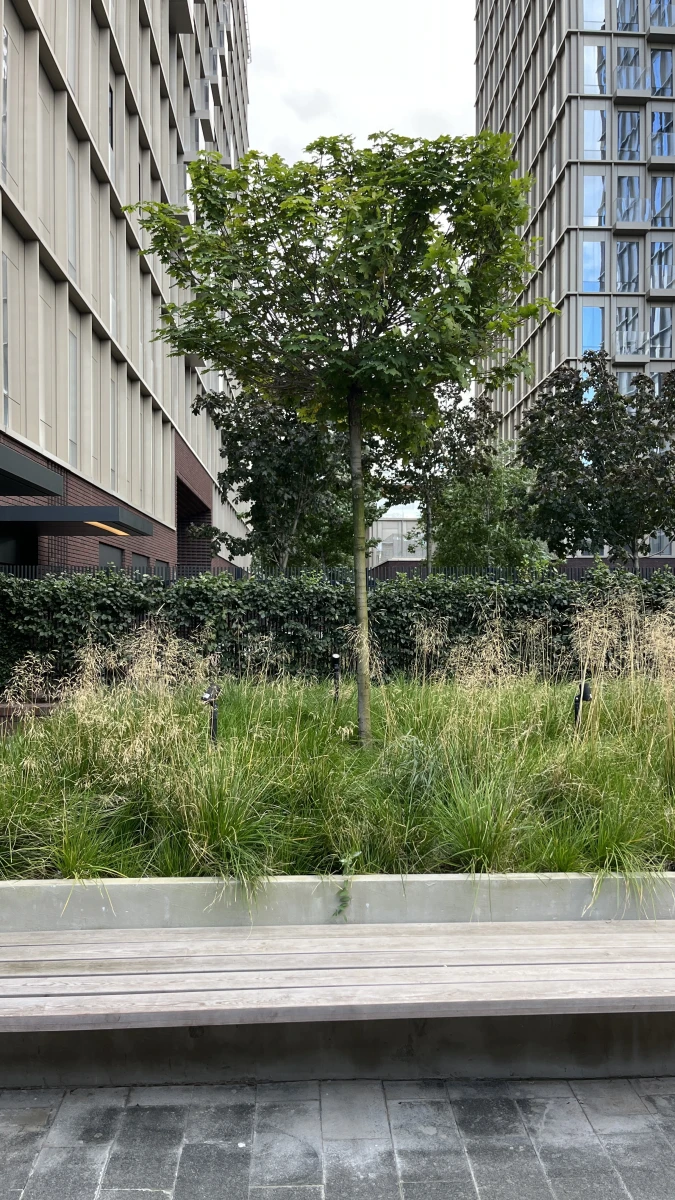 Черная кирпичная стена