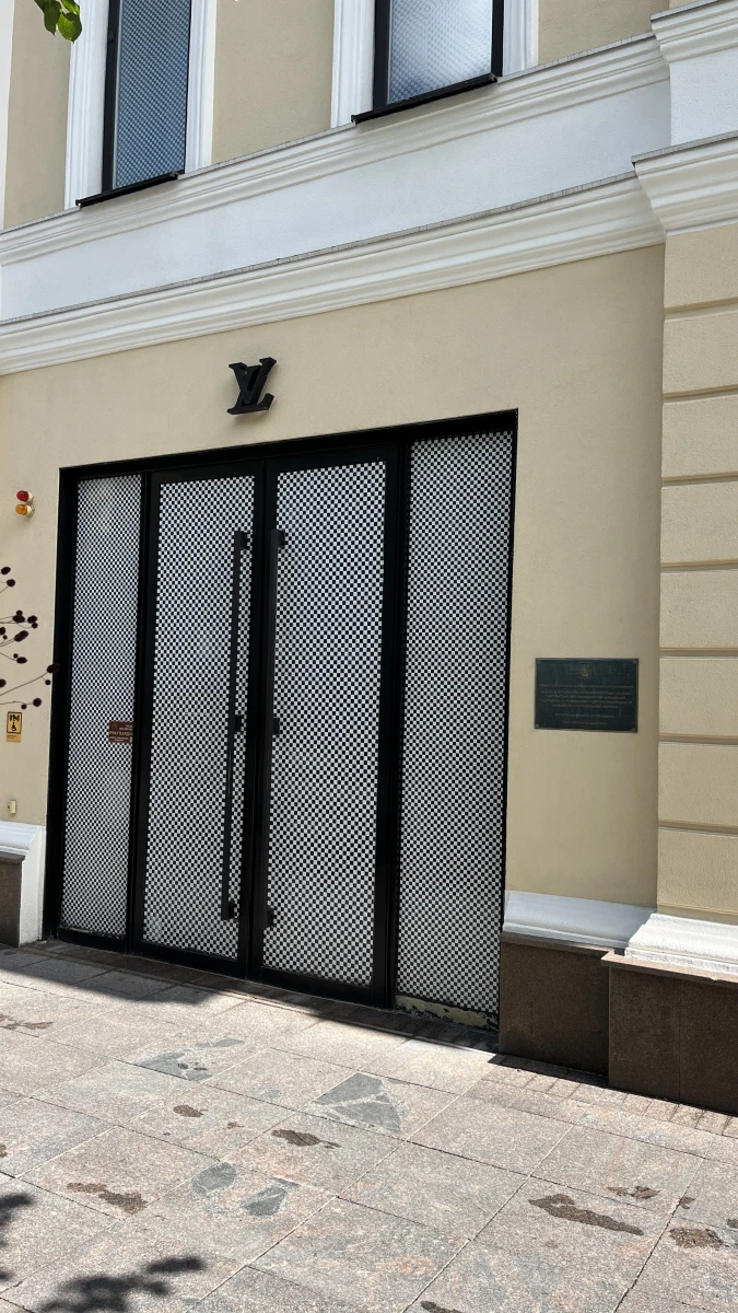 Минималистичный фасад магазина LV