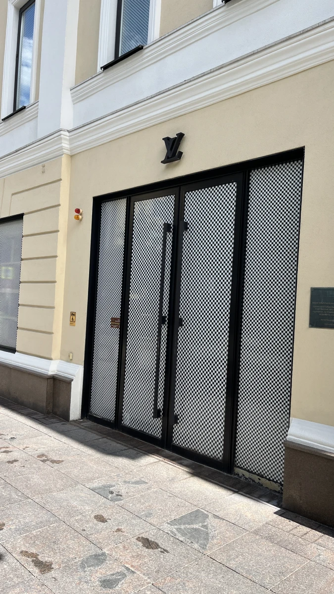 Минималистичный фасад магазина LV