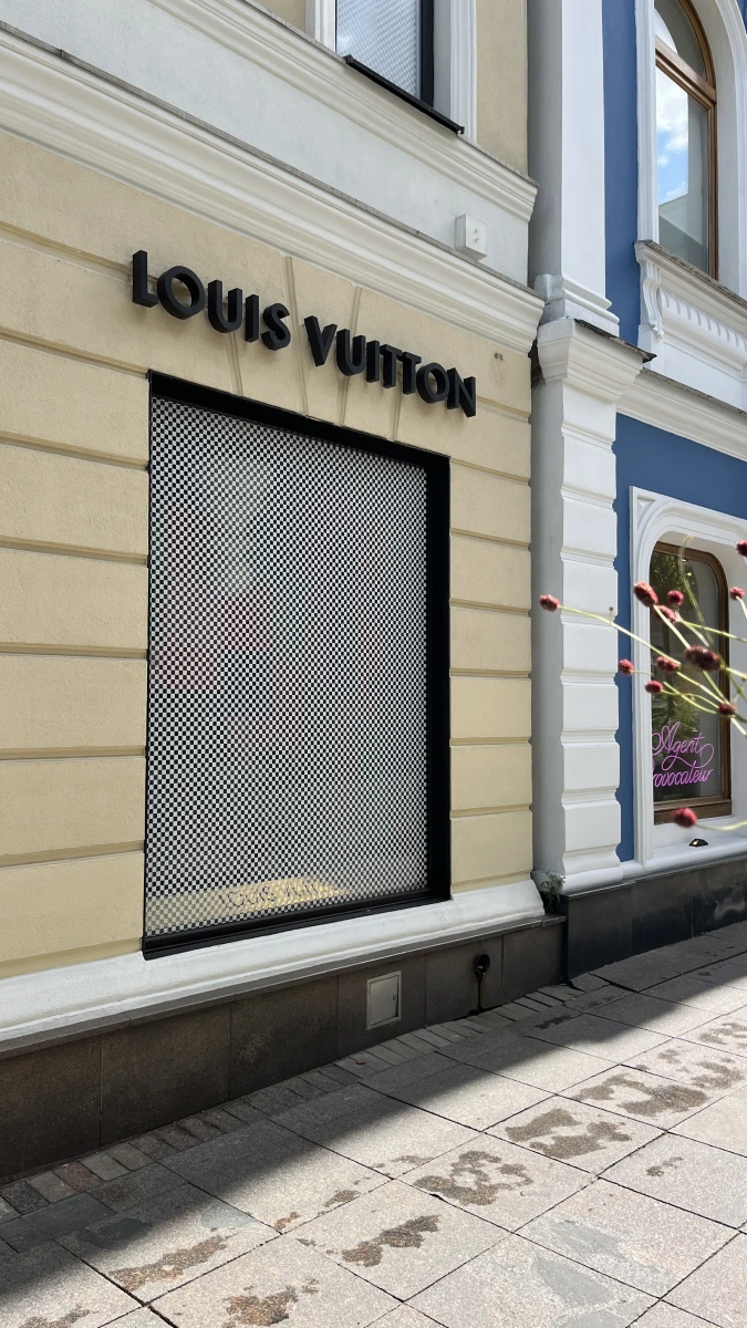 Минималистичный фасад магазина LV