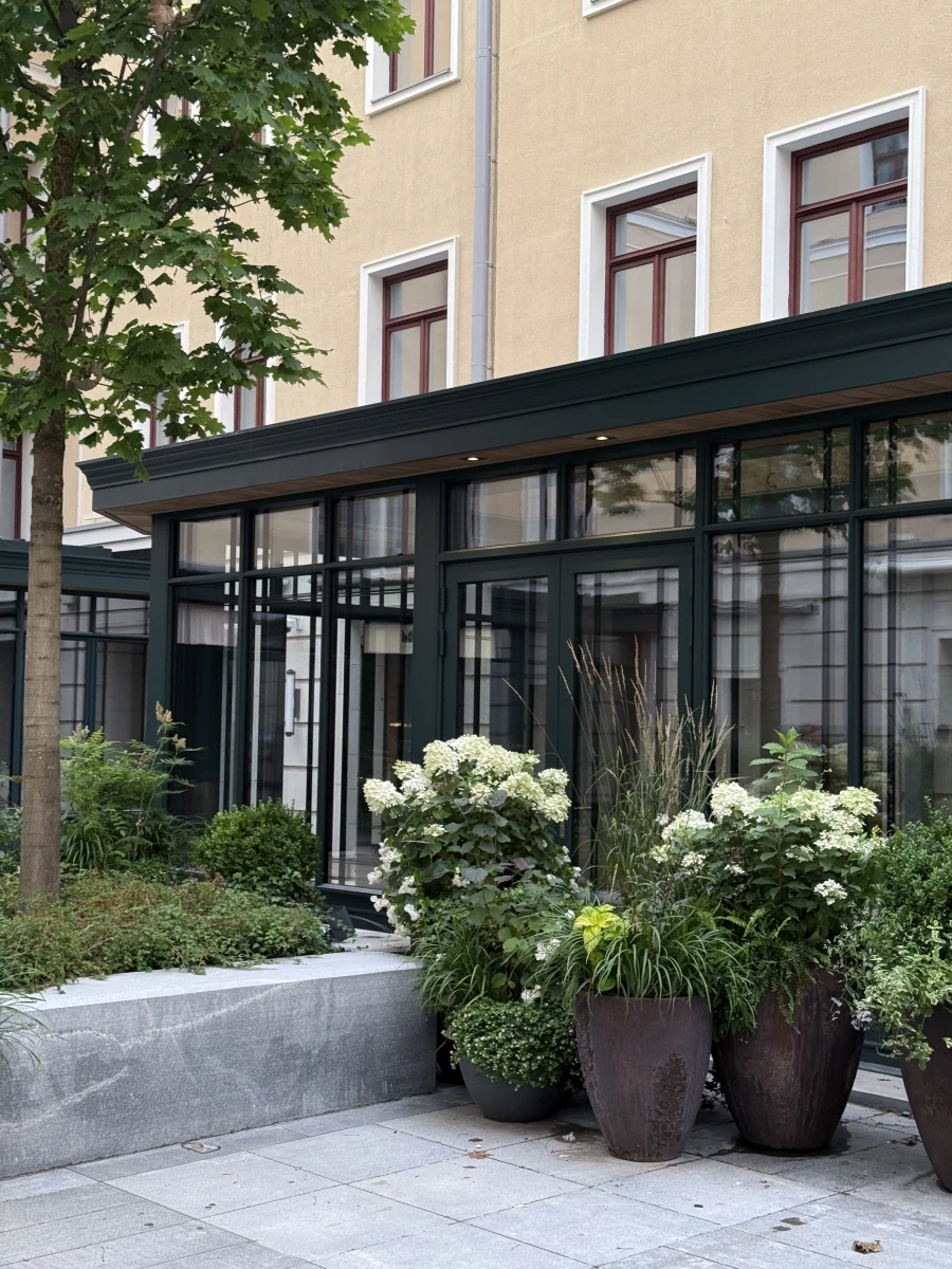 Дворик у ресторана Found