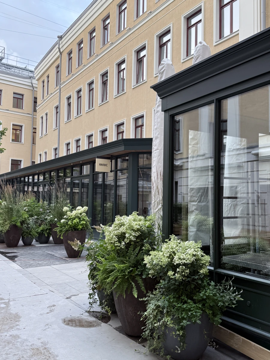 Дворик у ресторана Found