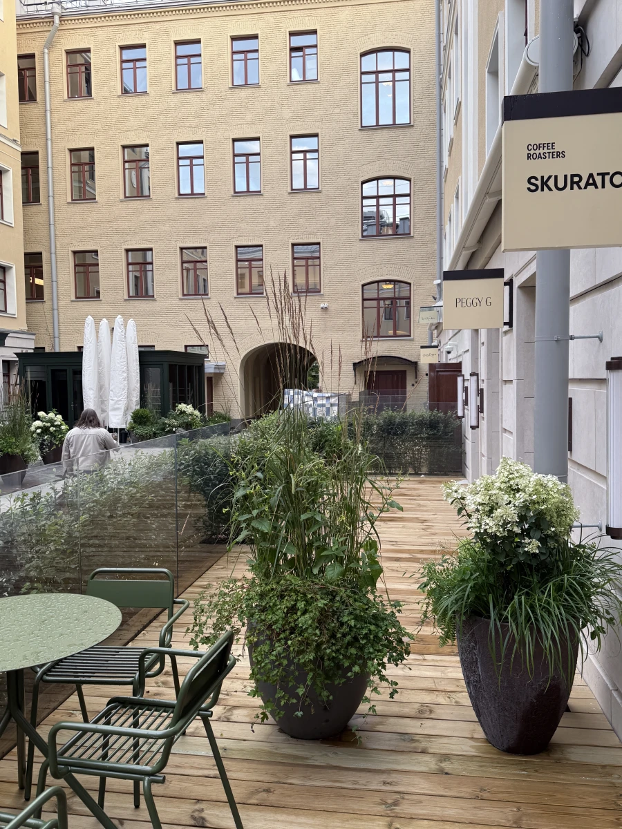 Дворик у ресторана Found