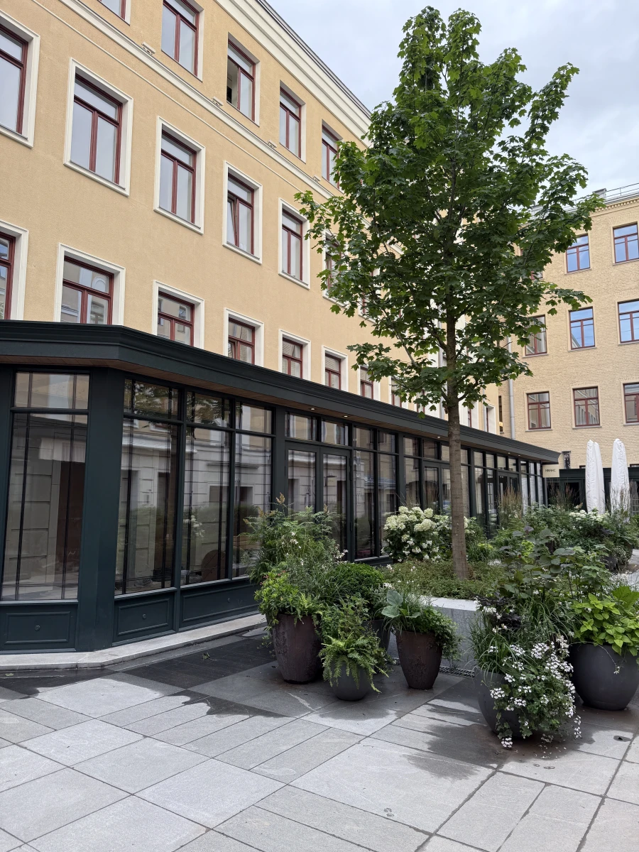 Дворик у ресторана Found