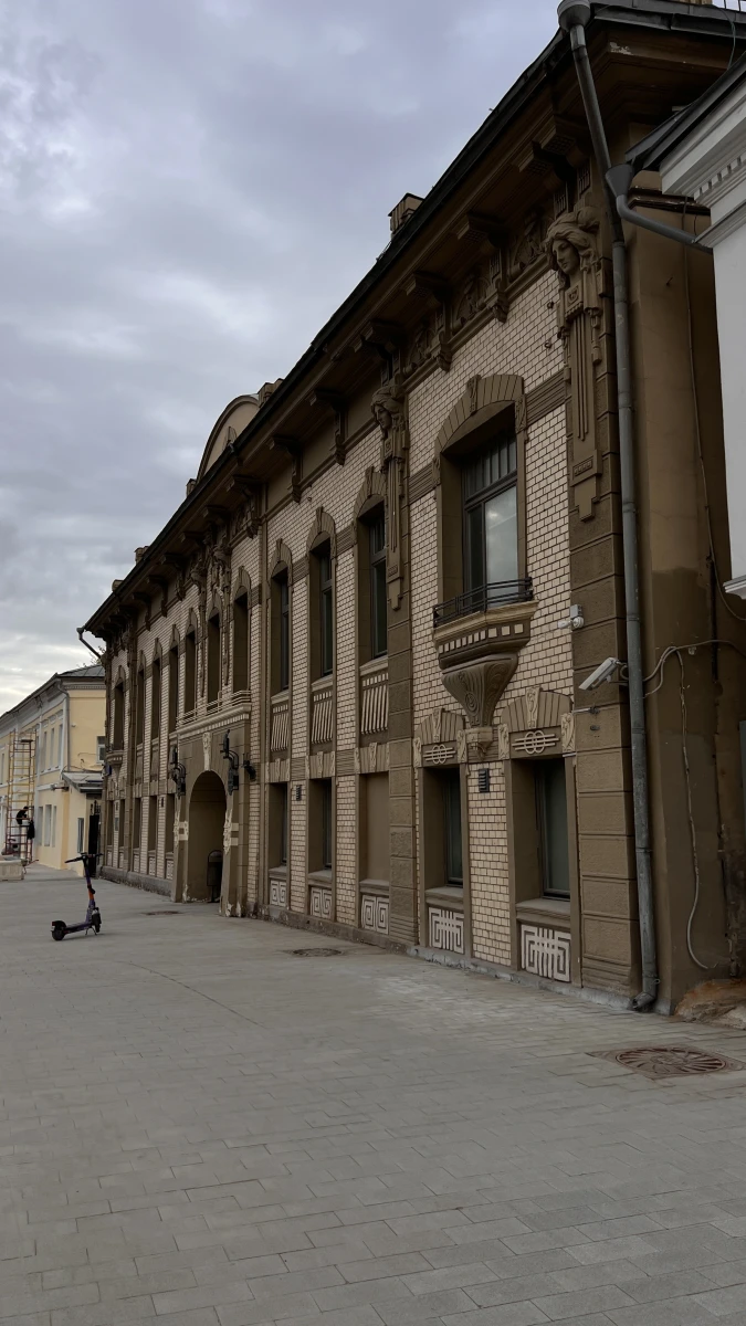 Фасад здания с аркой