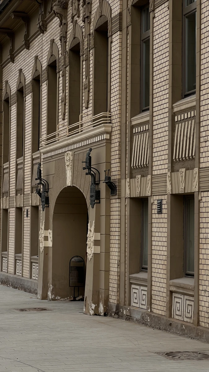 Фасад здания с аркой