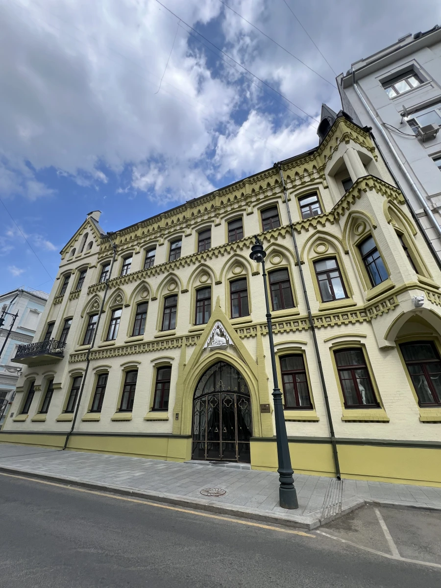 Дверь в Нащокинском переулке