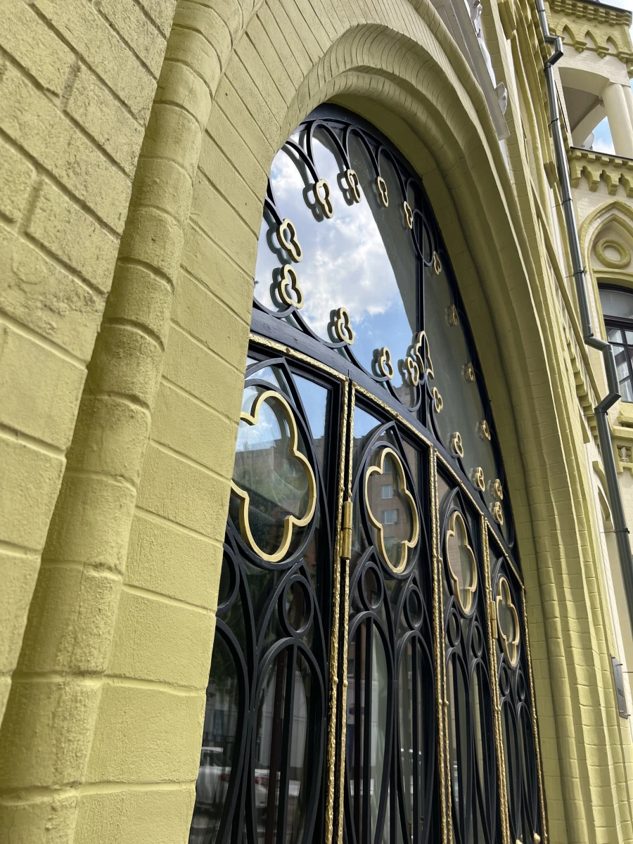 Дверь в Нащокинском переулке