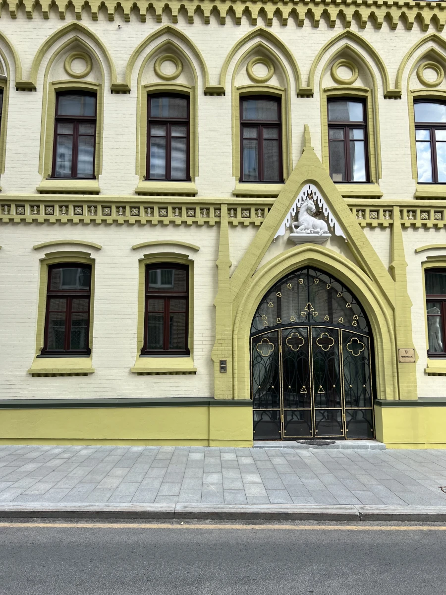 Дверь в Нащокинском переулке