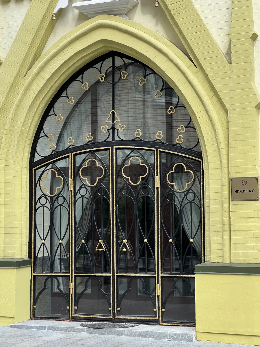 Дверь в Нащокинском переулке