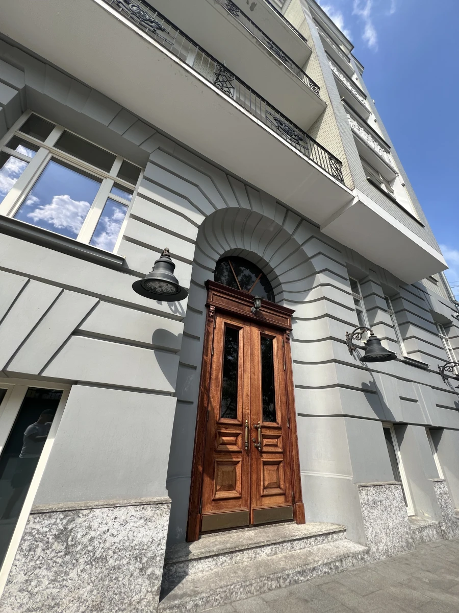 Дверь в Пречистенском переулке