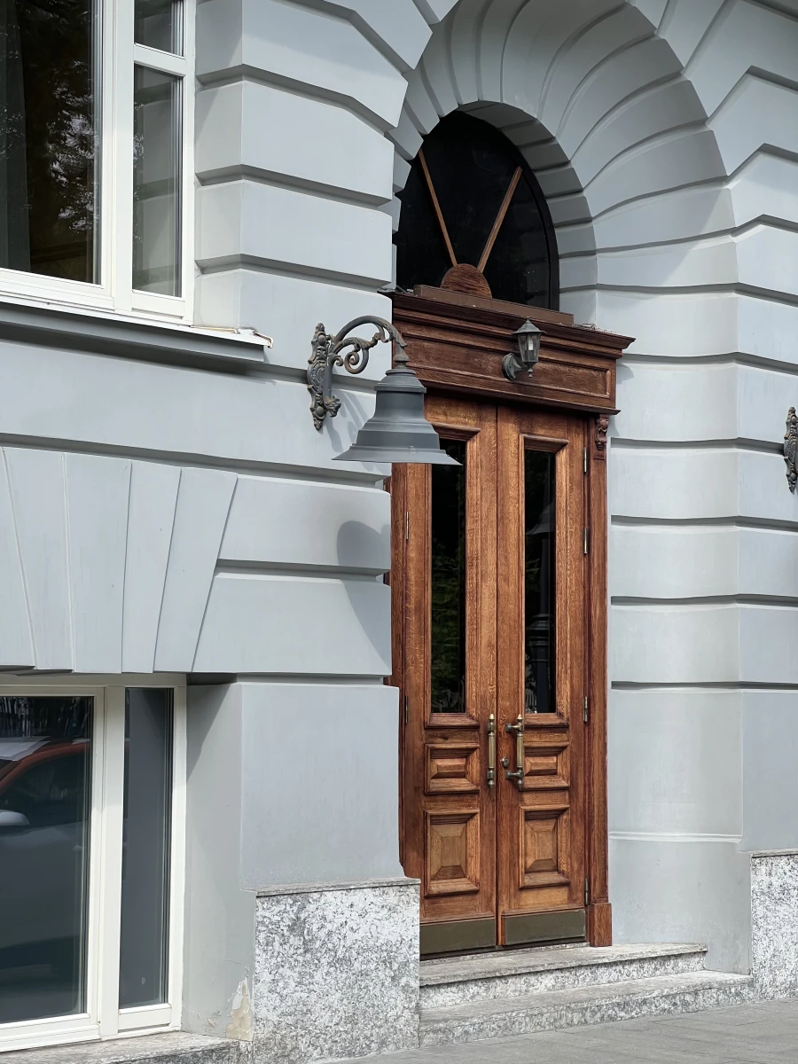 Дверь в Пречистенском переулке