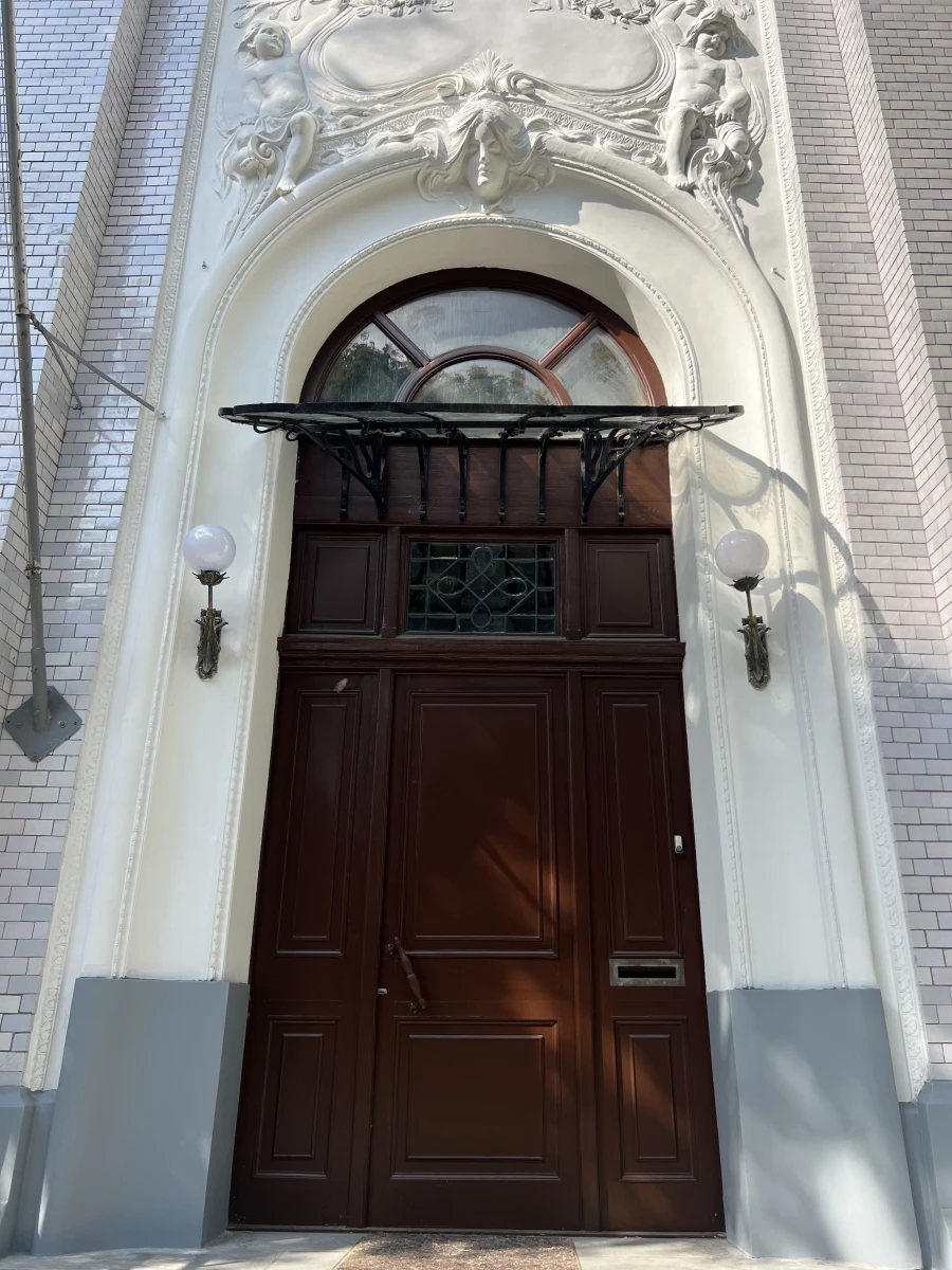 Дверь в Пречистенском переулке