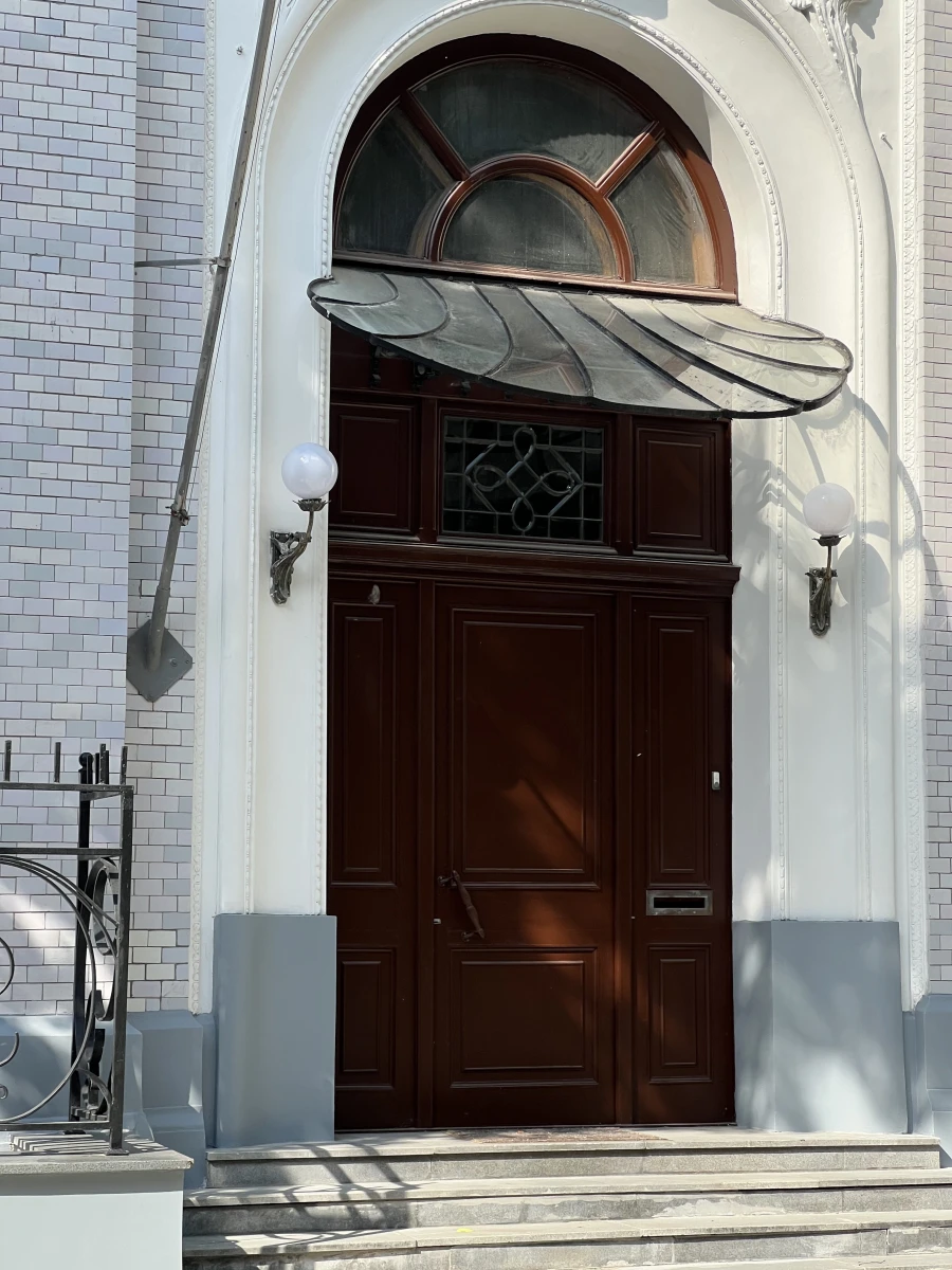 Дверь в Пречистенском переулке