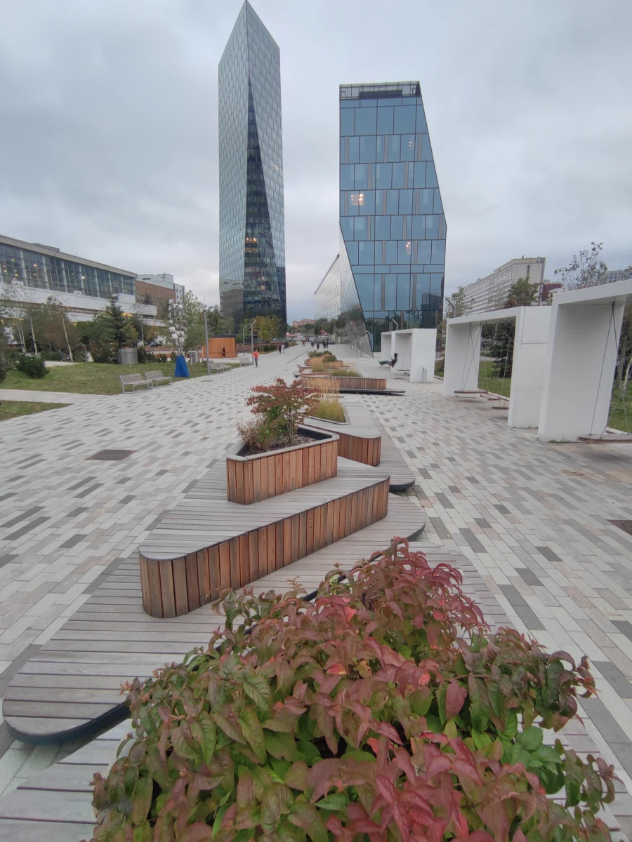 Сквер с качелями возле МГТУ им. Баумана