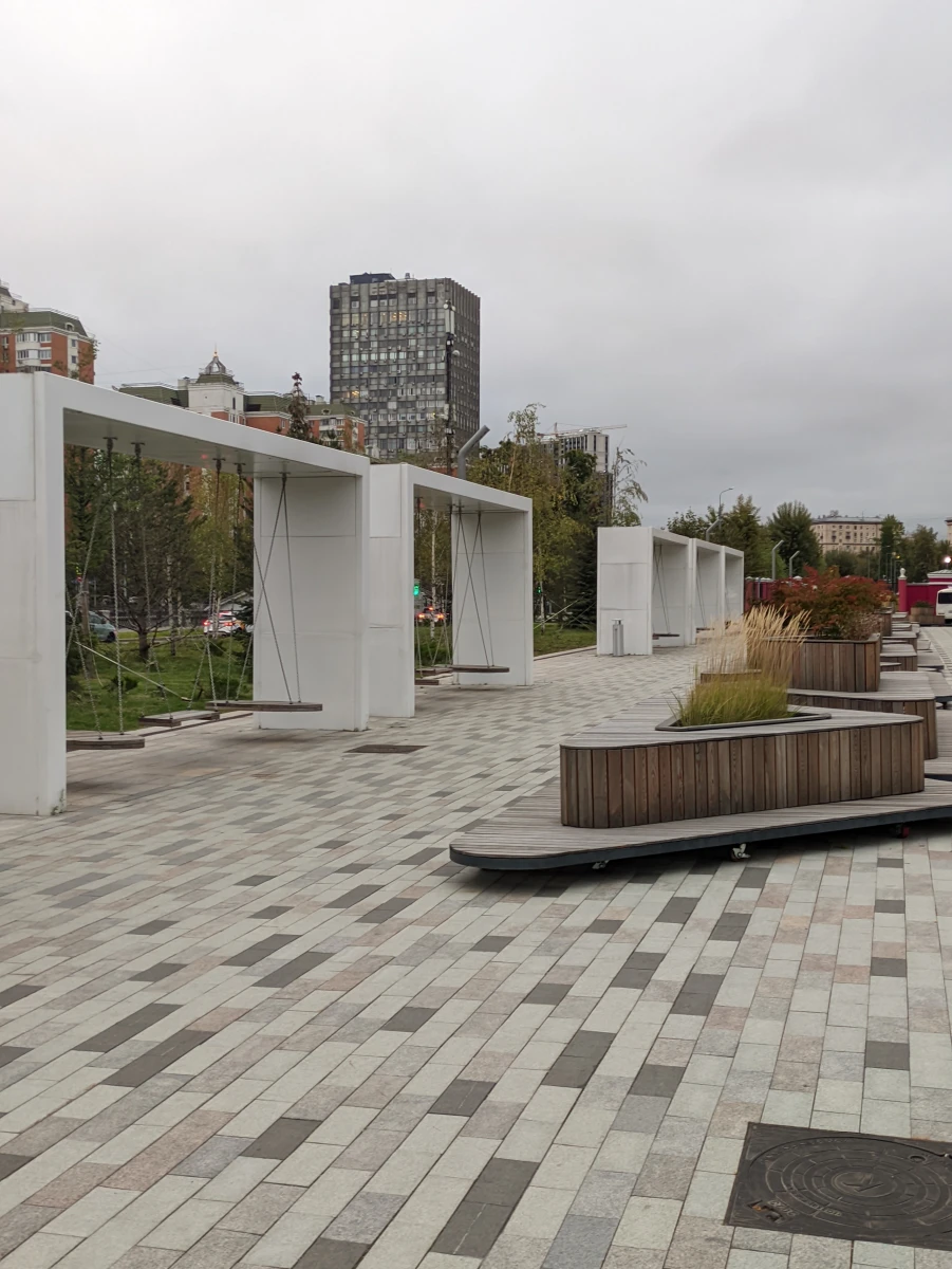 Сквер с качелями возле МГТУ им. Баумана