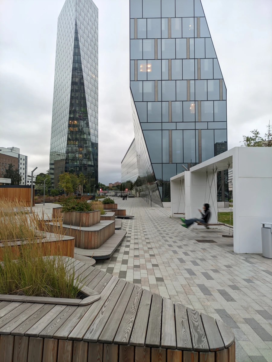 Сквер с качелями возле МГТУ им. Баумана