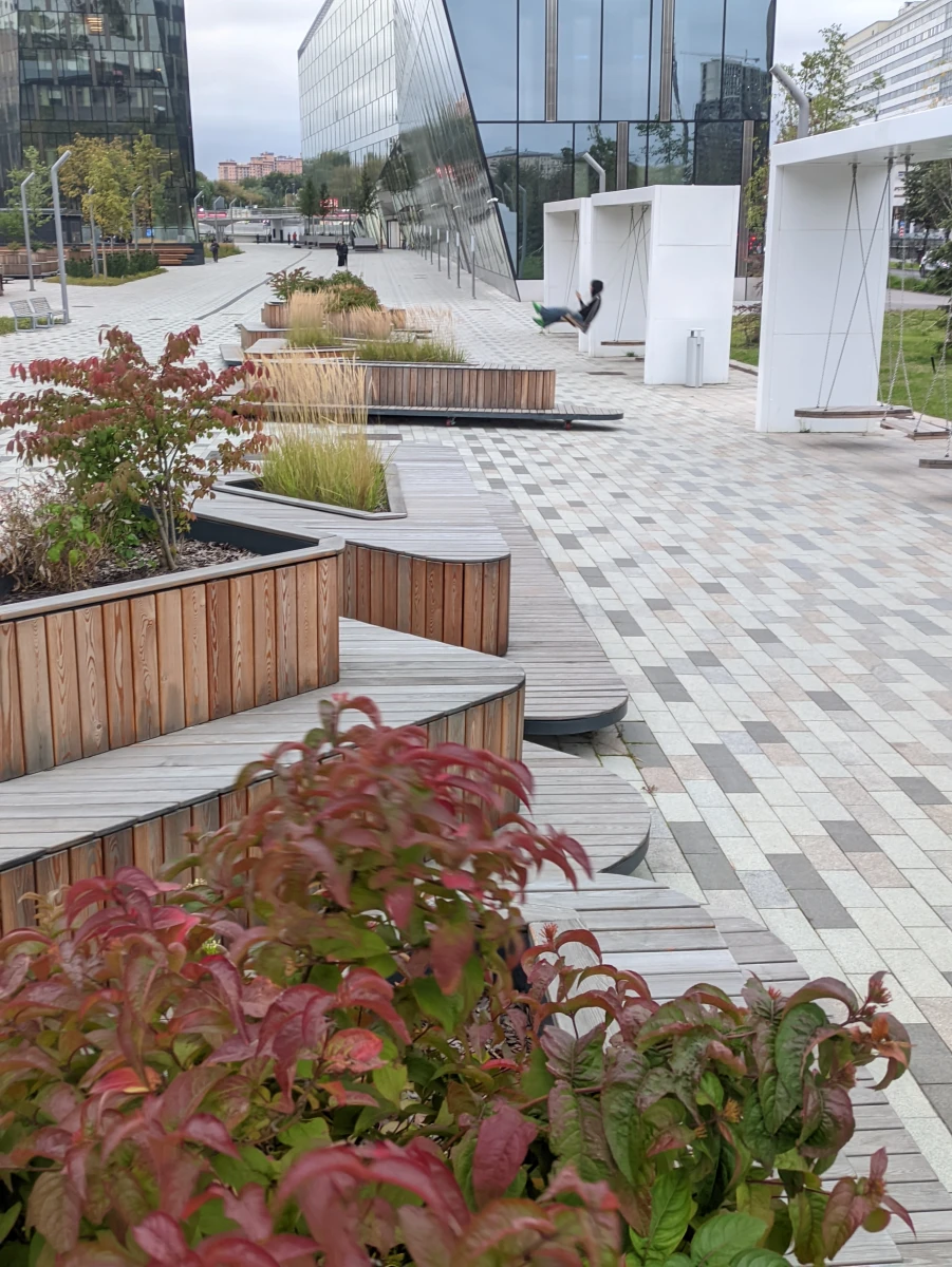 Сквер с качелями возле МГТУ им. Баумана