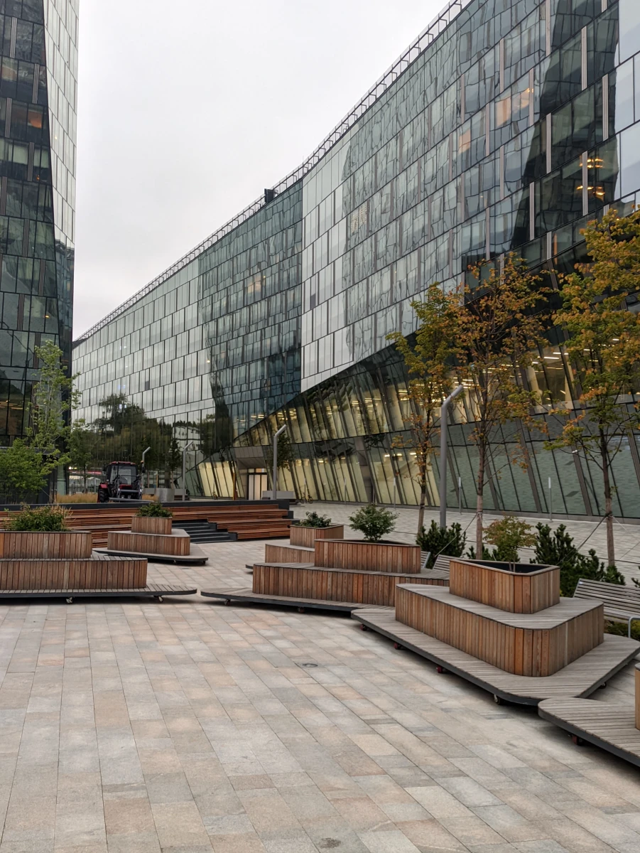 Сквер с качелями возле МГТУ им. Баумана