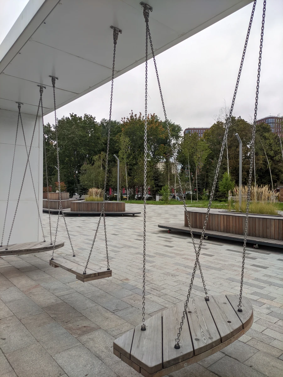 Сквер с качелями возле МГТУ им. Баумана
