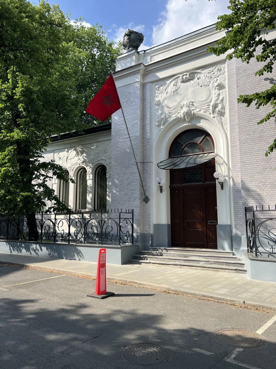 Дверь в Пречистенском переулке