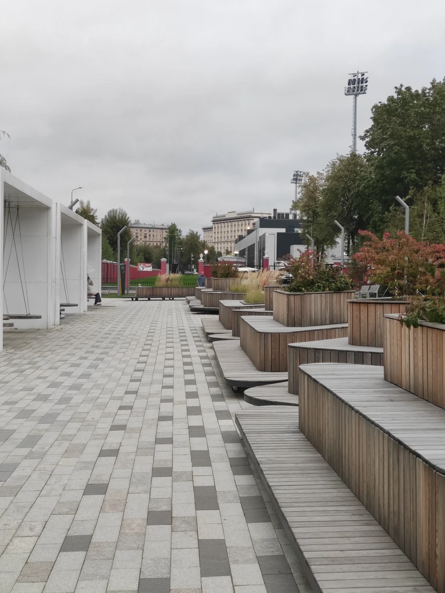 Сквер с качелями возле МГТУ им. Баумана