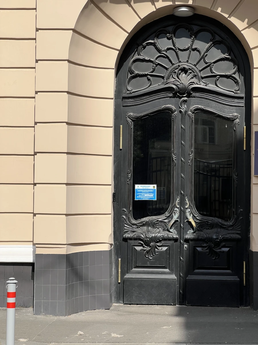 Дверь в Староконюшенном переулке