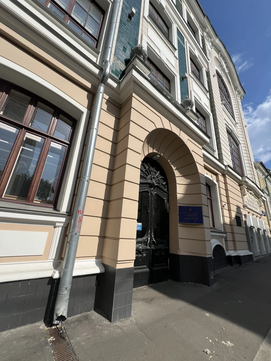 Дверь в Староконюшенном переулке