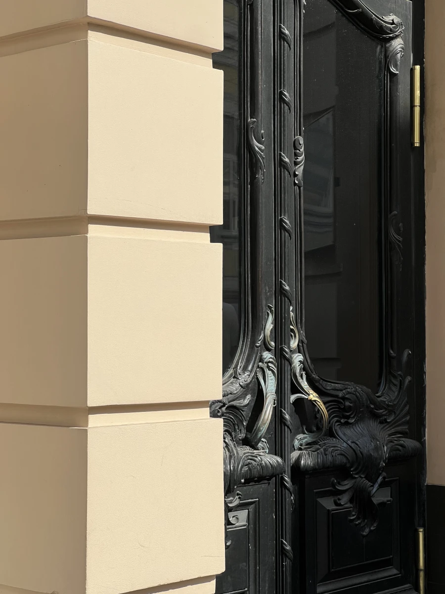 Дверь в Староконюшенном переулке