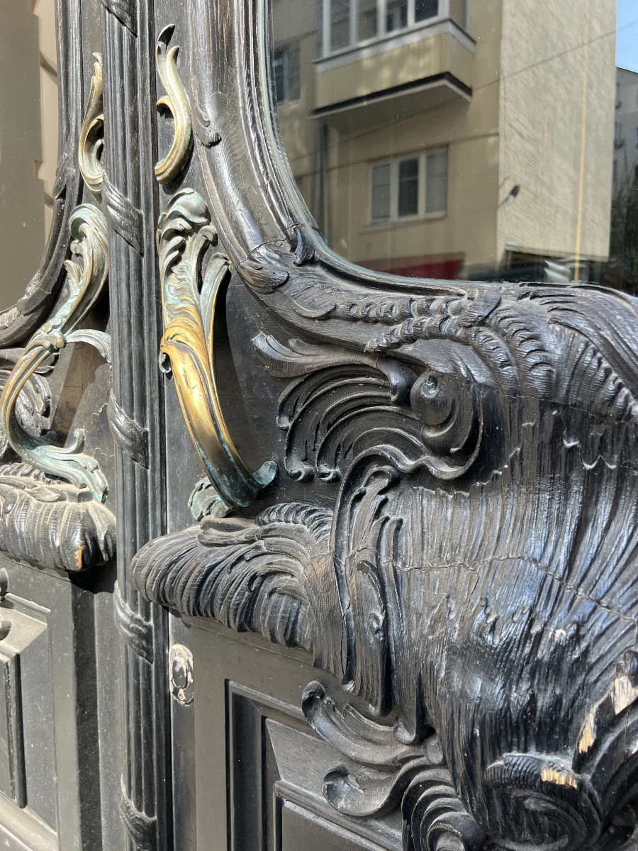 Дверь в Староконюшенном переулке