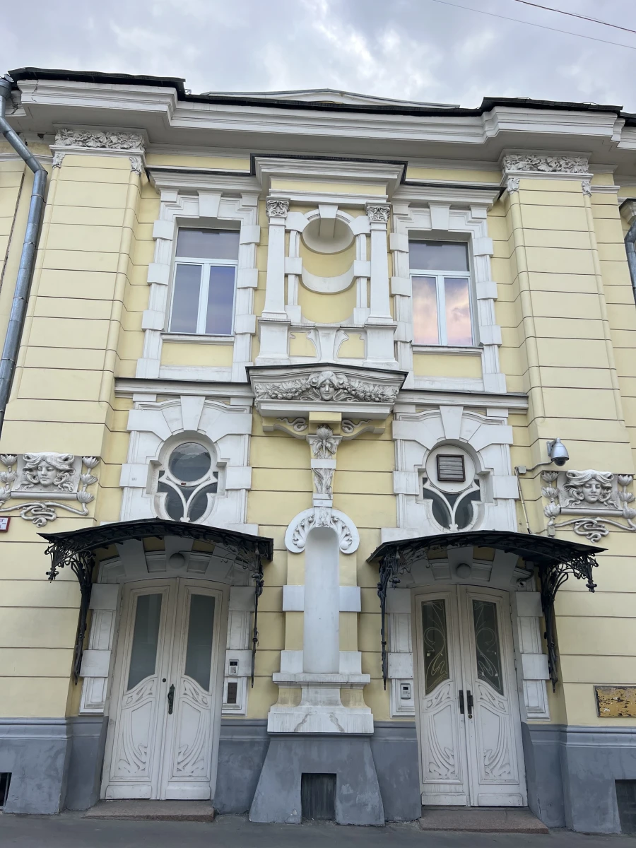 Двери-близнецы в Староконюшенном переулке