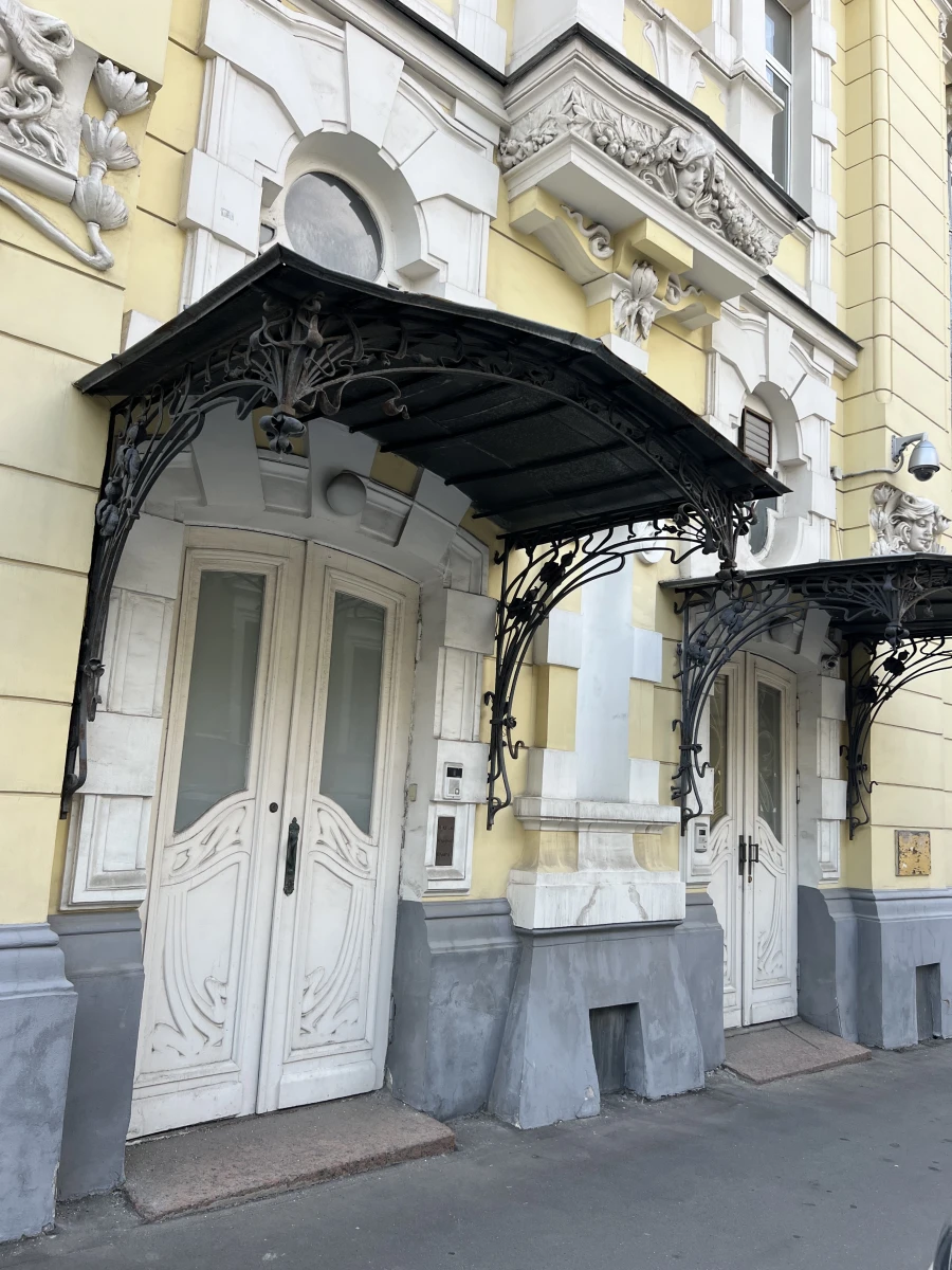 Двери-близнецы в Староконюшенном переулке