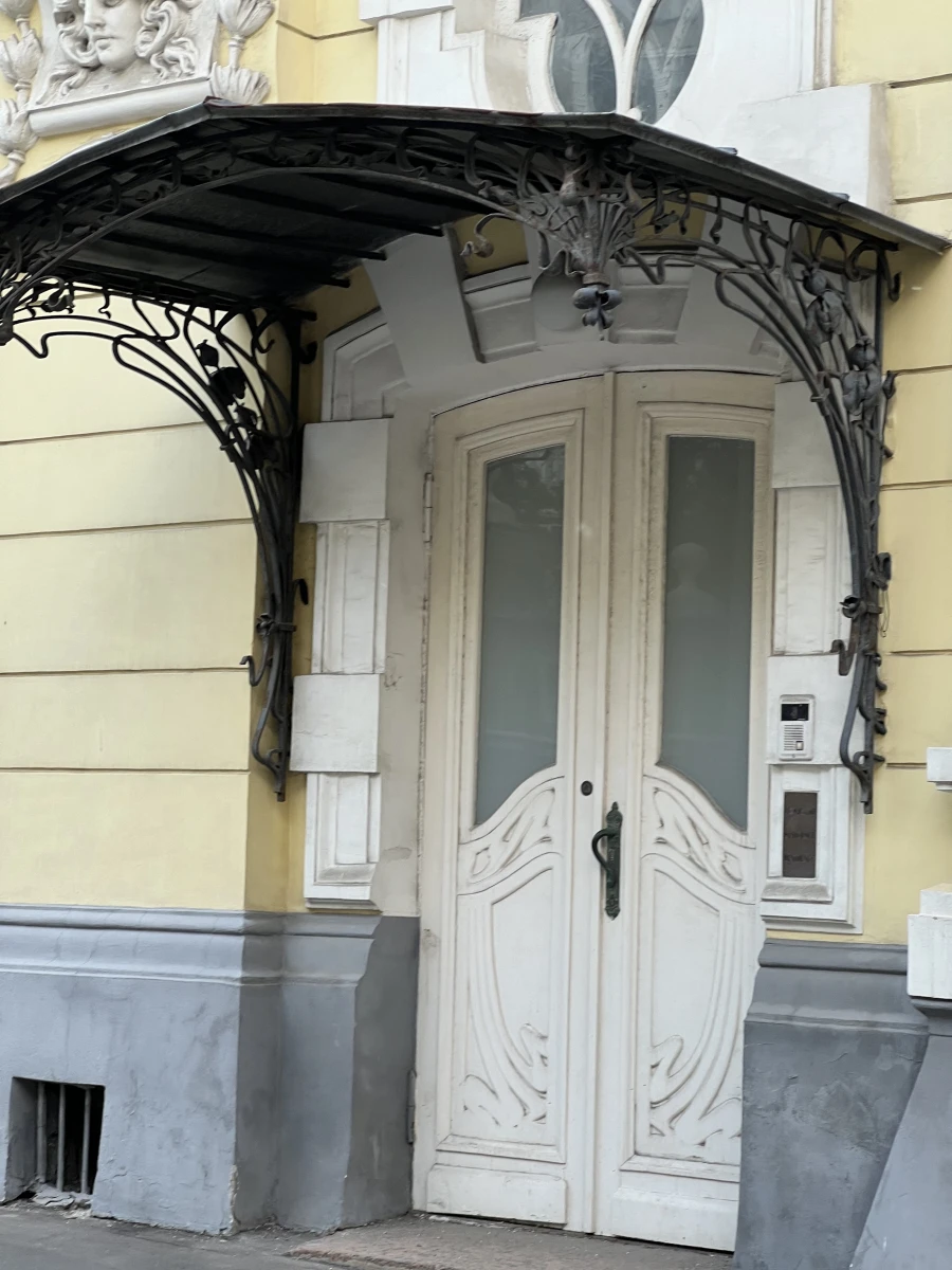 Двери-близнецы в Староконюшенном переулке