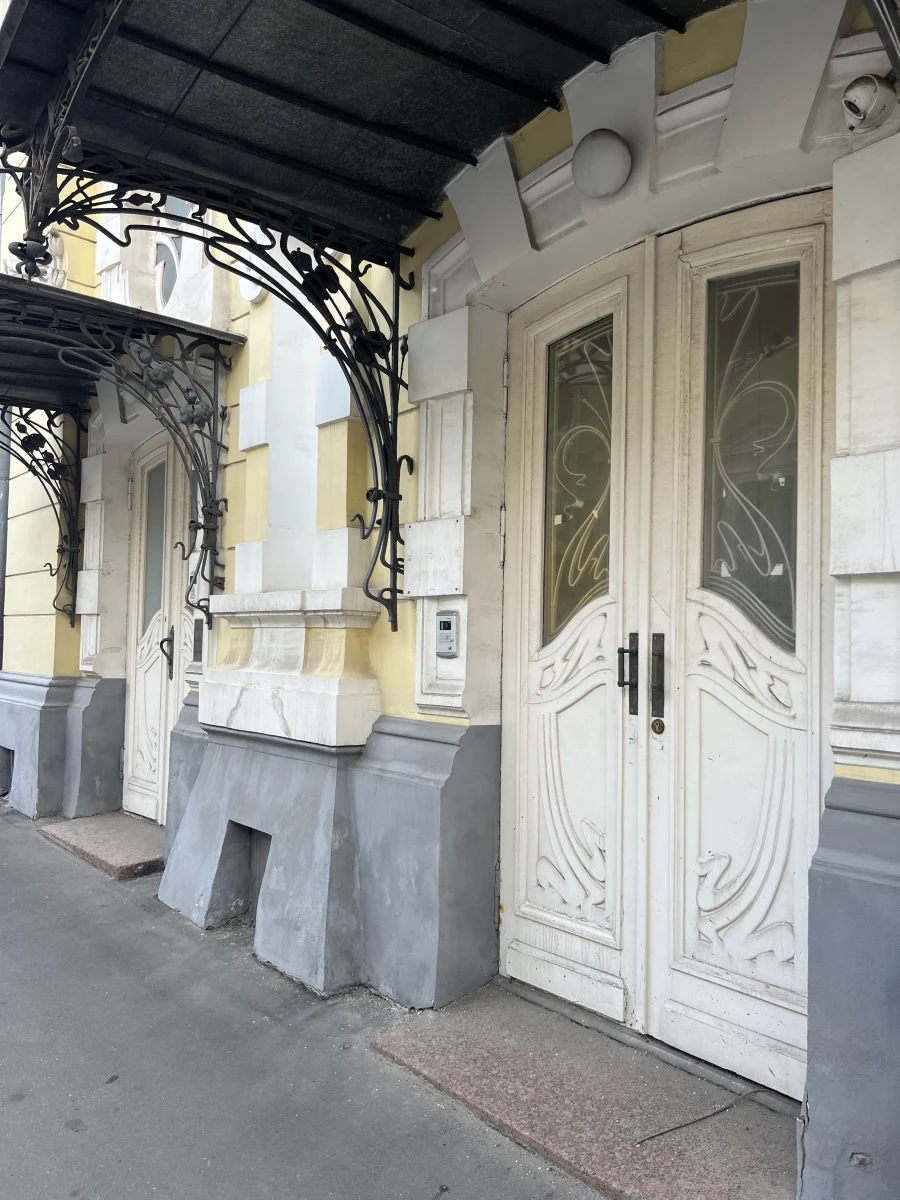 Двери-близнецы в Староконюшенном переулке