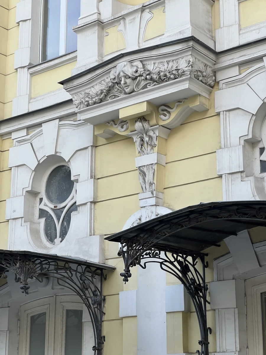 Двери-близнецы в Староконюшенном переулке