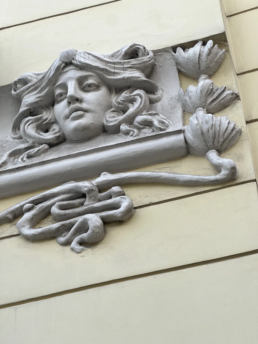 Двери-близнецы в Староконюшенном переулке