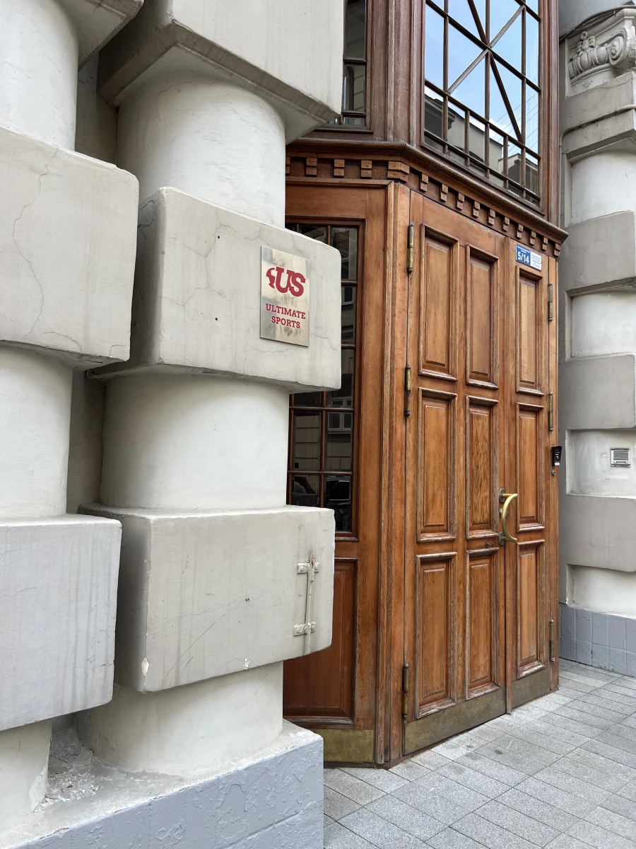 Красивая дверь в Староконюшенном переулке