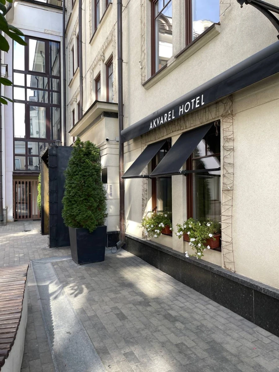 Дворе отеля Акварель