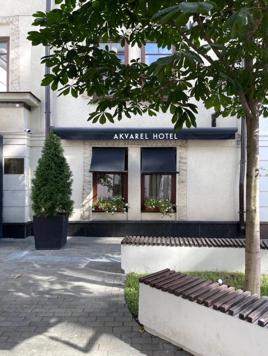 Дворе отеля Акварель