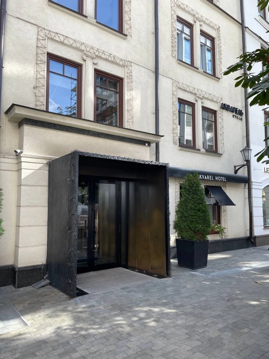 Дворе отеля Акварель