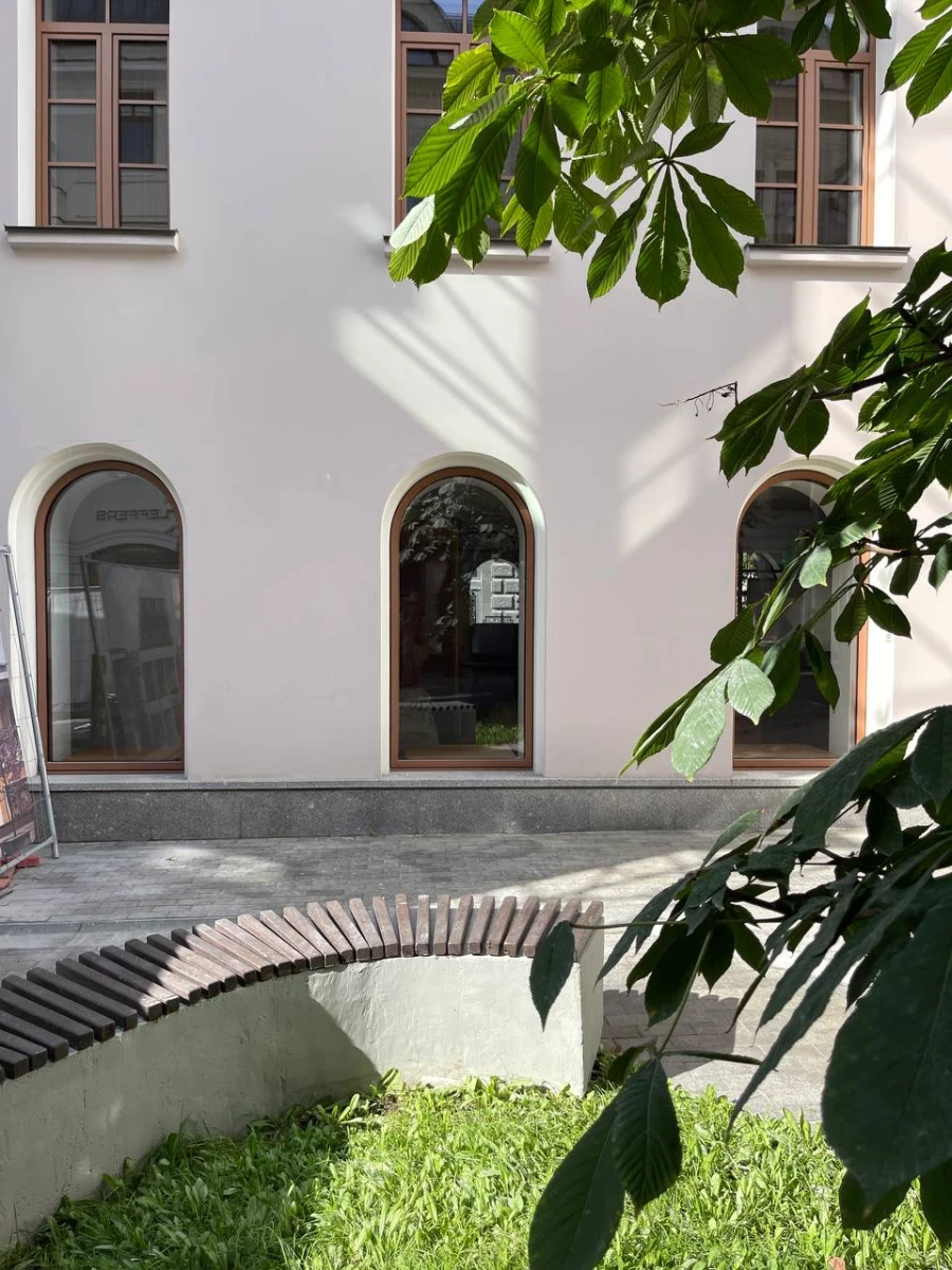 Дворе отеля Акварель