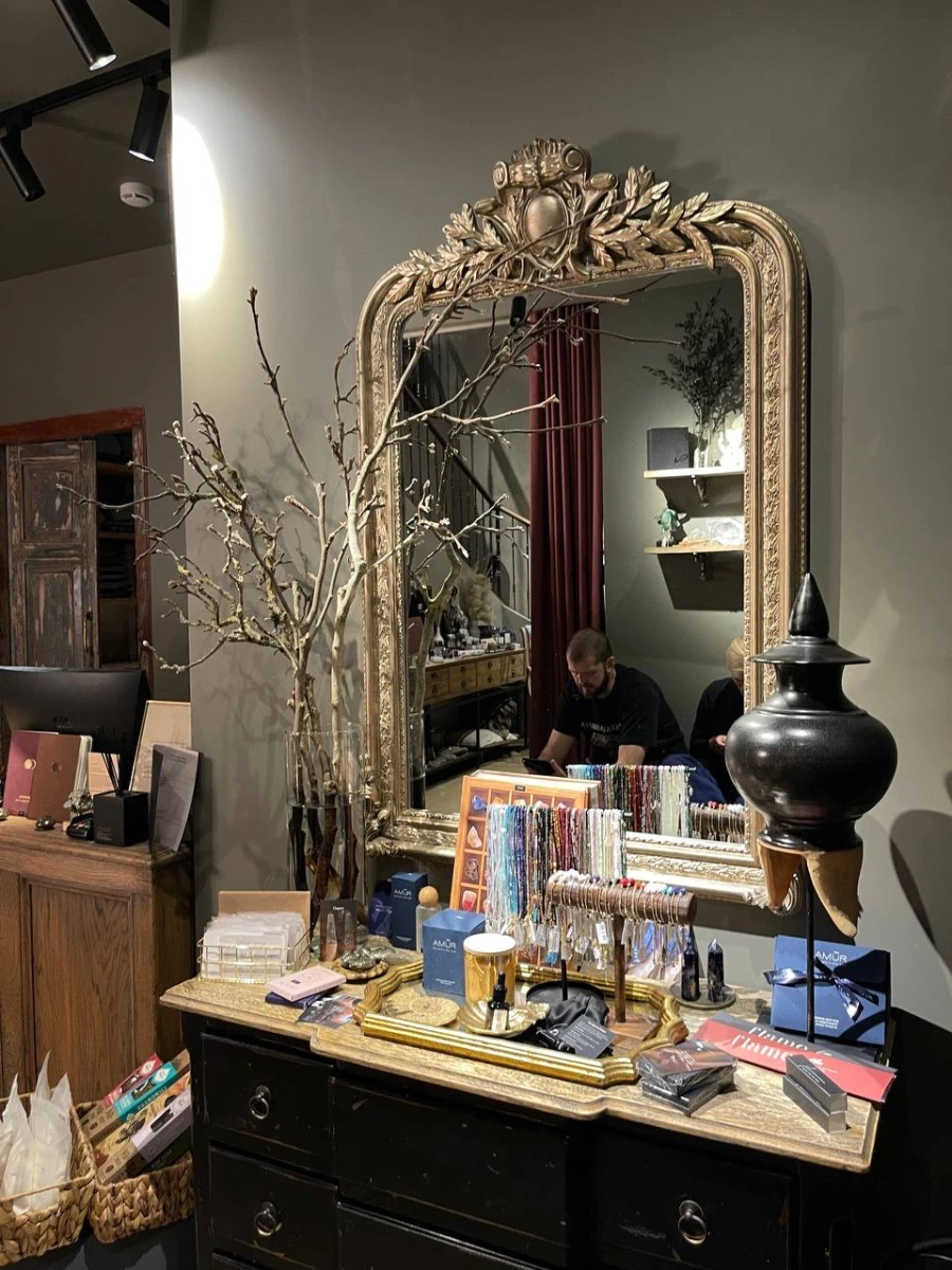 Студия йоги, магазин и кофейня Pheromone