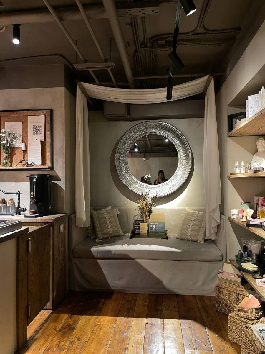 Студия йоги, магазин и кофейня Pheromone