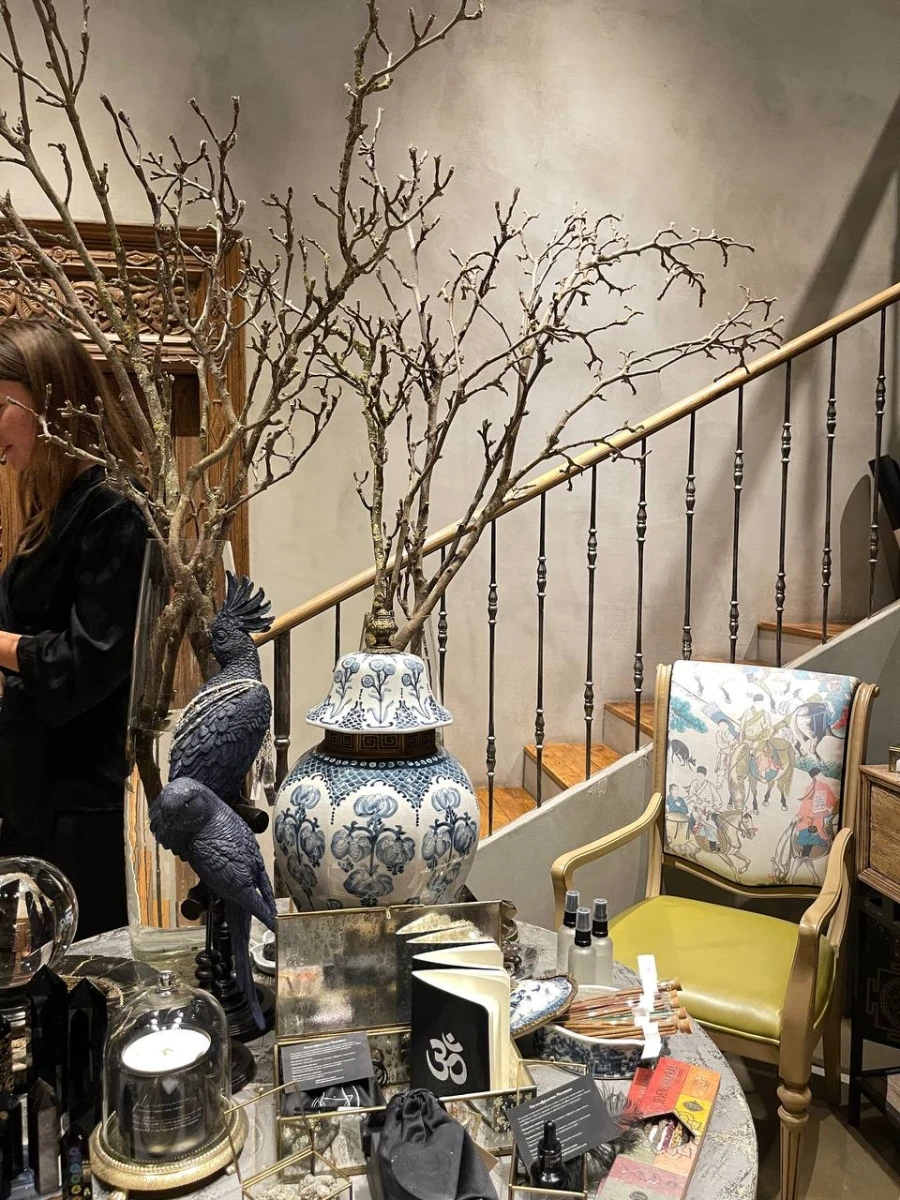 Студия йоги, магазин и кофейня Pheromone