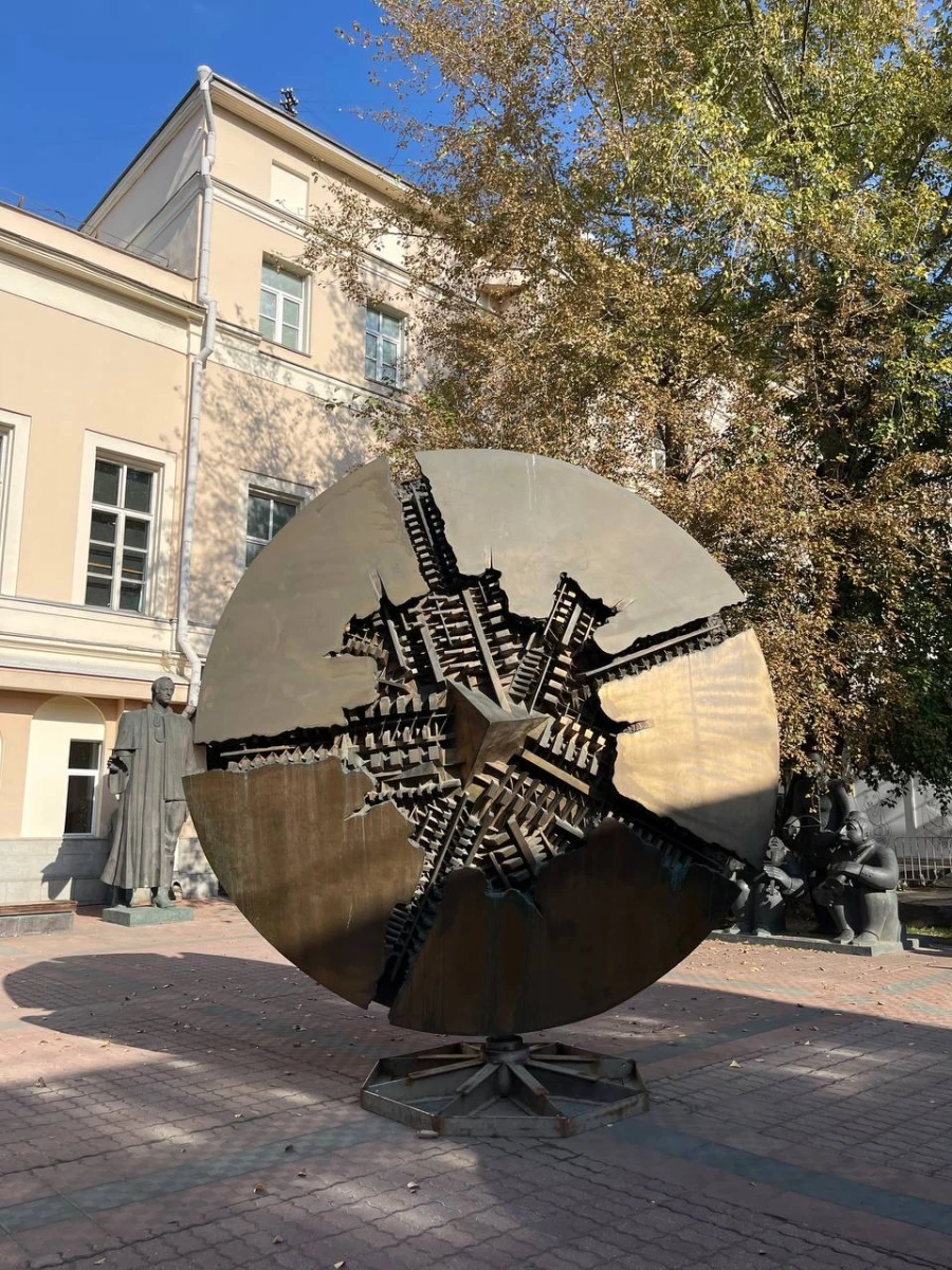 Двор музея ММОМА