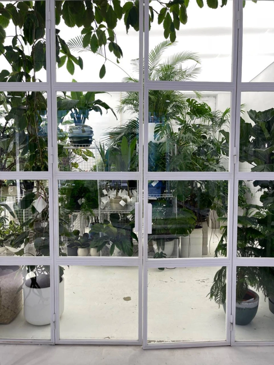 Магазин цветов Собран в саду