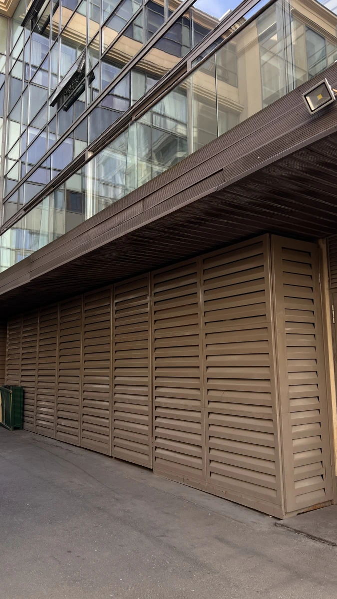 Однотонная стена в бежево-коричневых оттенках