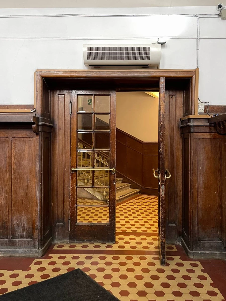 Лестничная площадка в одном из корпусов Красного Октября