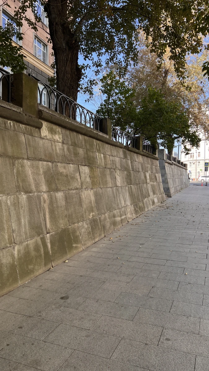 Стена под наклоном на Кутузовском